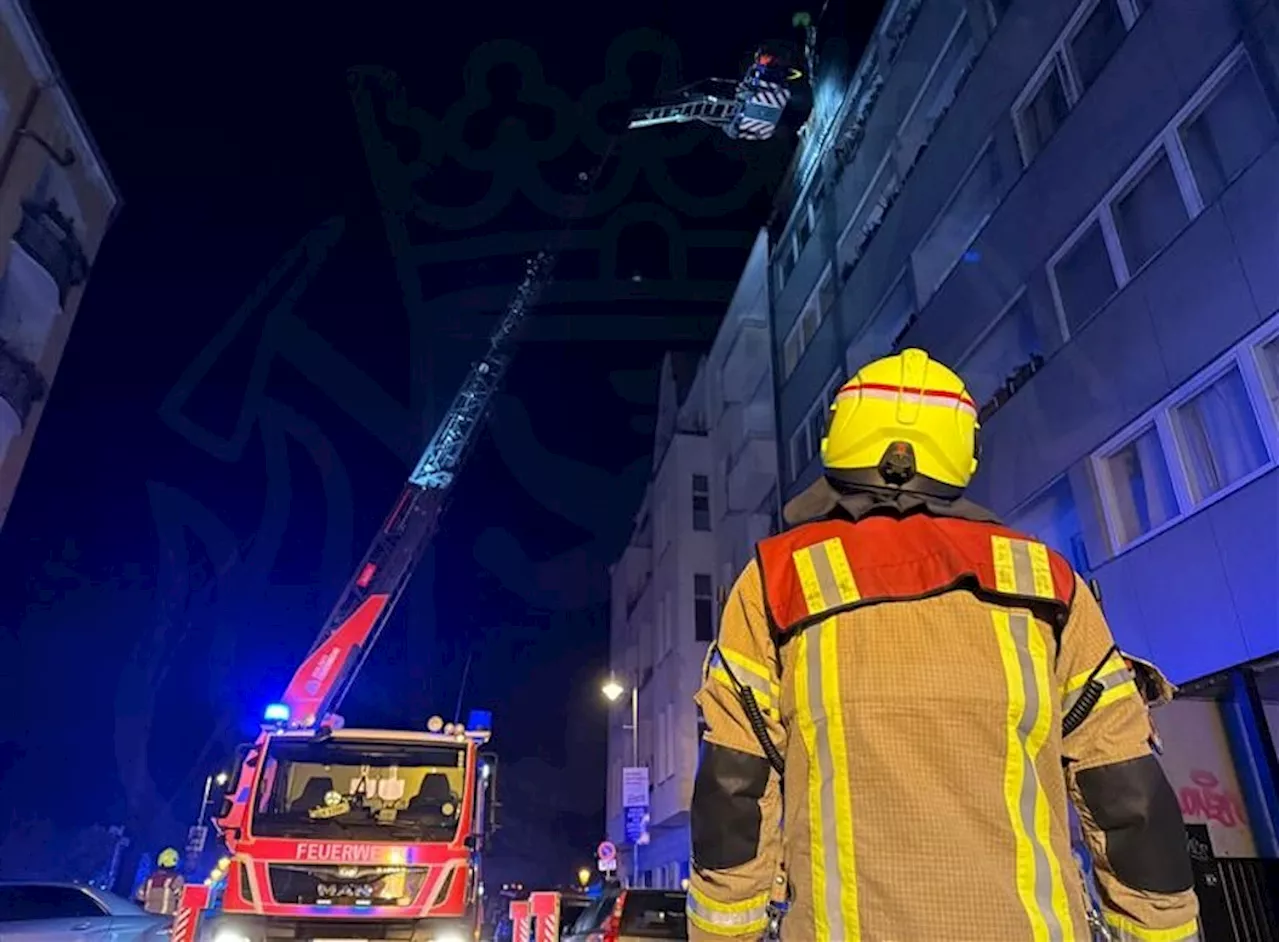 Brand in Neukölln: Dachgeschosswohnung in Flammen – Haus geräumt, ein Verletzter