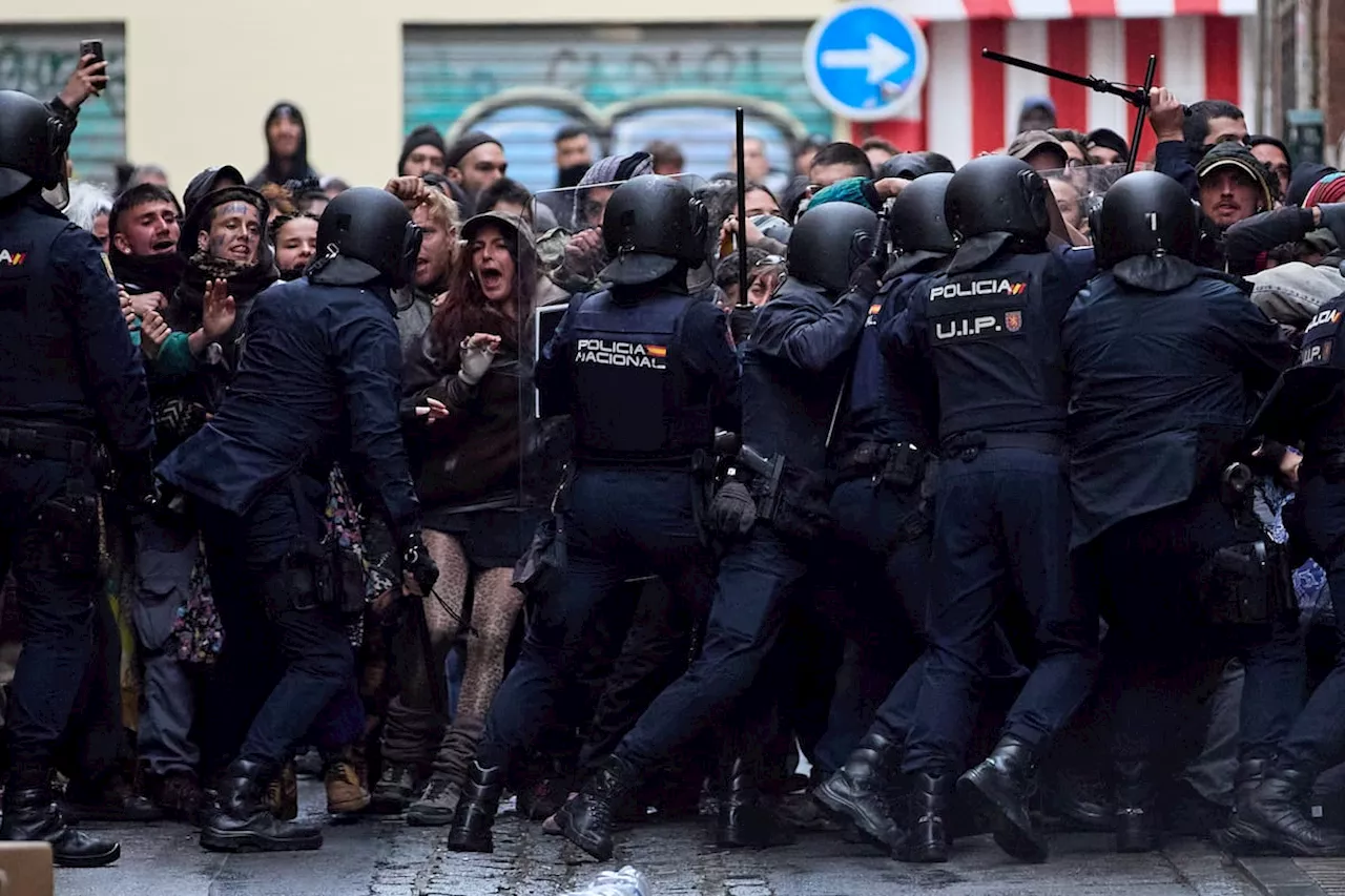 Desokupación en Granada: Pelea y detenido tras lanzamiento de objetos