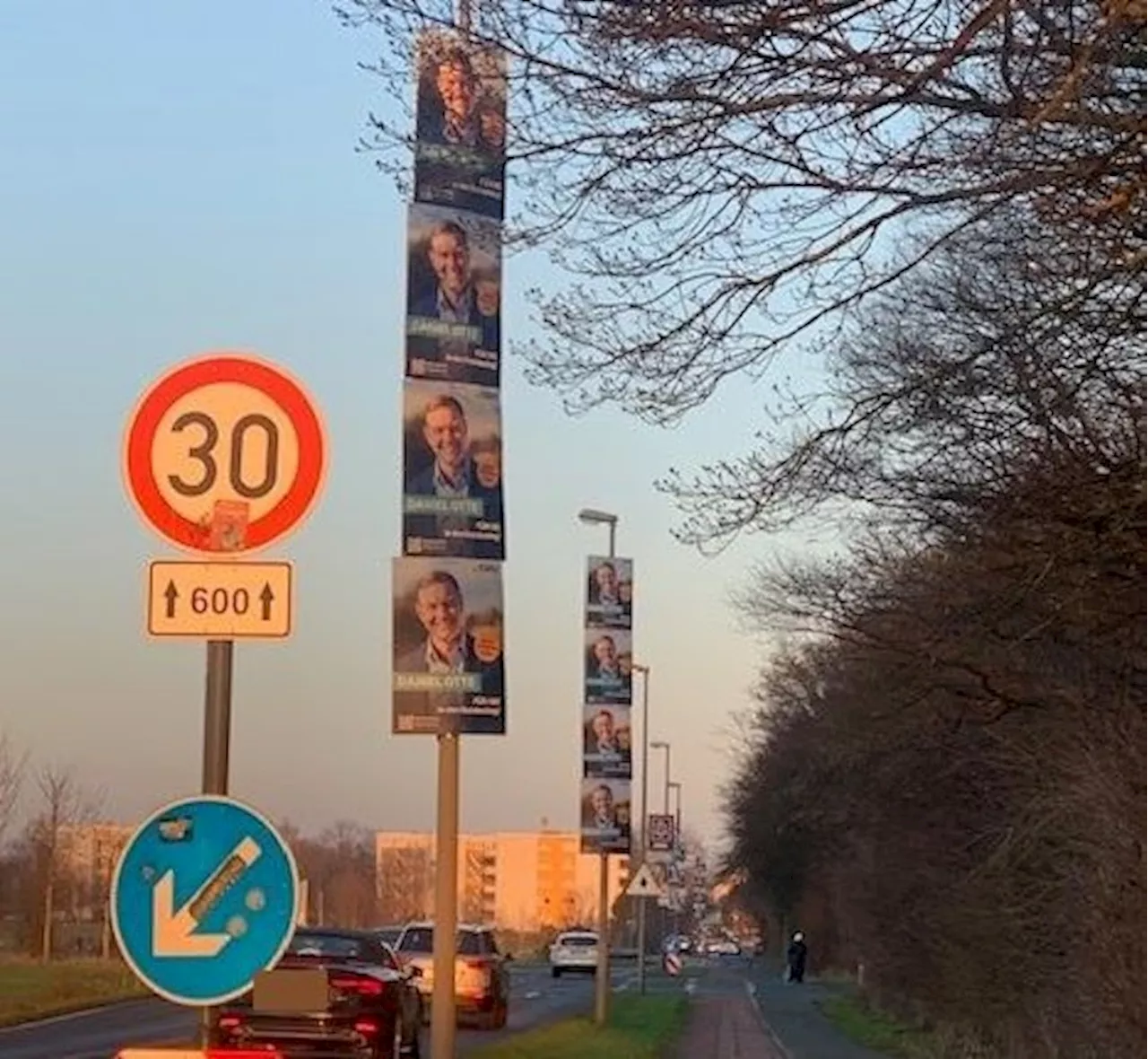 Wahlplakate in Köln: CDU-Kandidat Daniel Otte mit Plakatausstoß