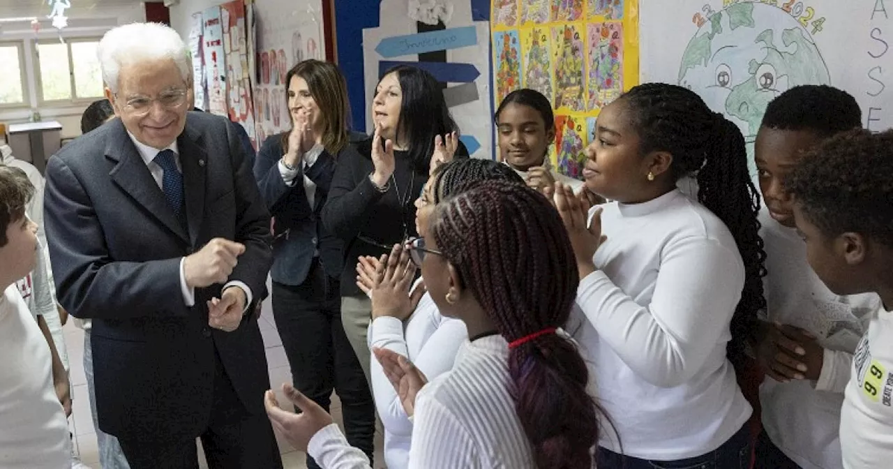 Mattarella a sorpresa alla scuola De Amicis di Palermo: il presidente dialoga con i bambini vittime di insulti razzisti