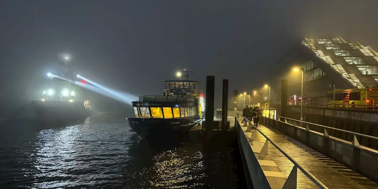 Schute prallt gegen Fähre in Hamburg, elf Verletzte