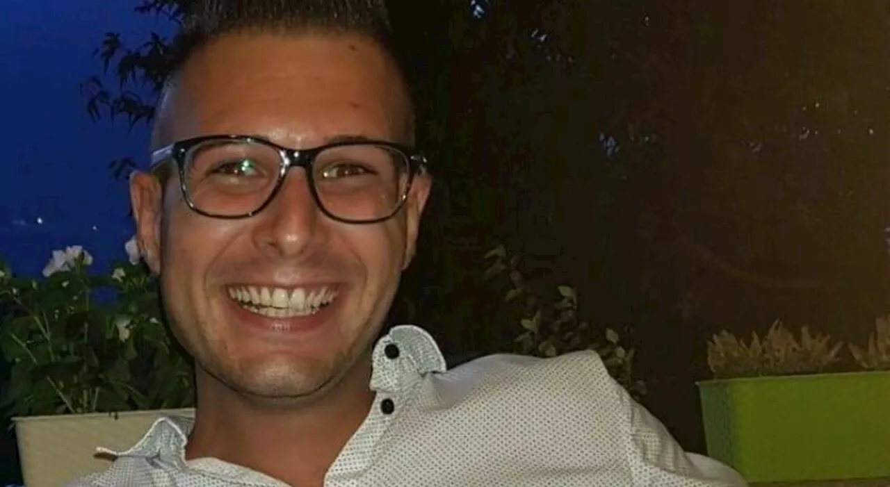 Nicolò Borghini aggredisce i genitori e il padre lo uccide a fucilate: aveva 34 anni. Il sindaco: «In casa fre