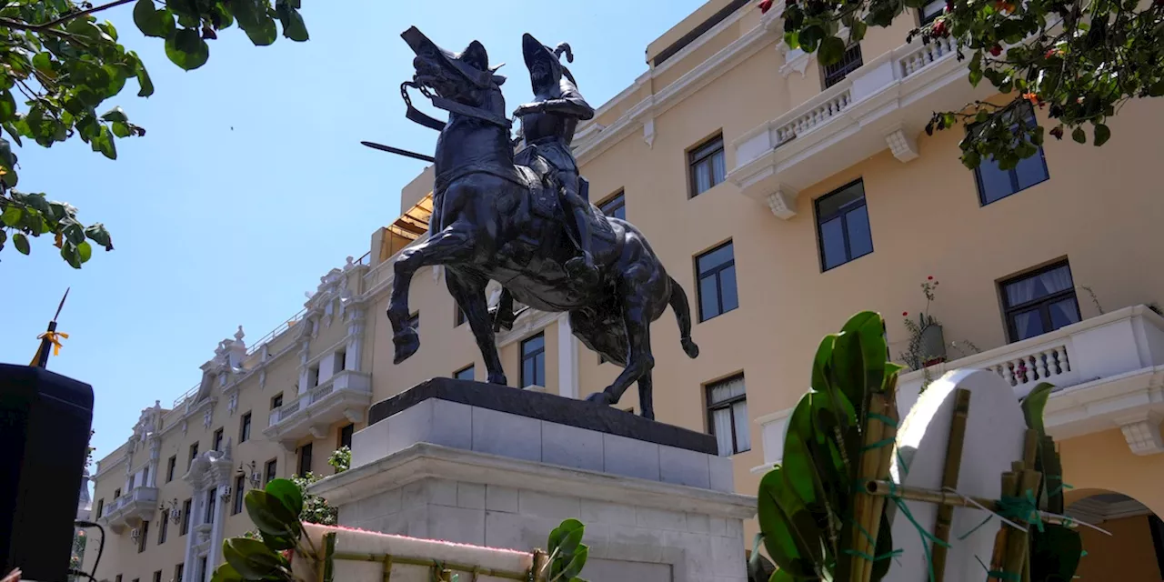 Una statua del conquistador Francisco Pizarro è tornata nel centro di Lima