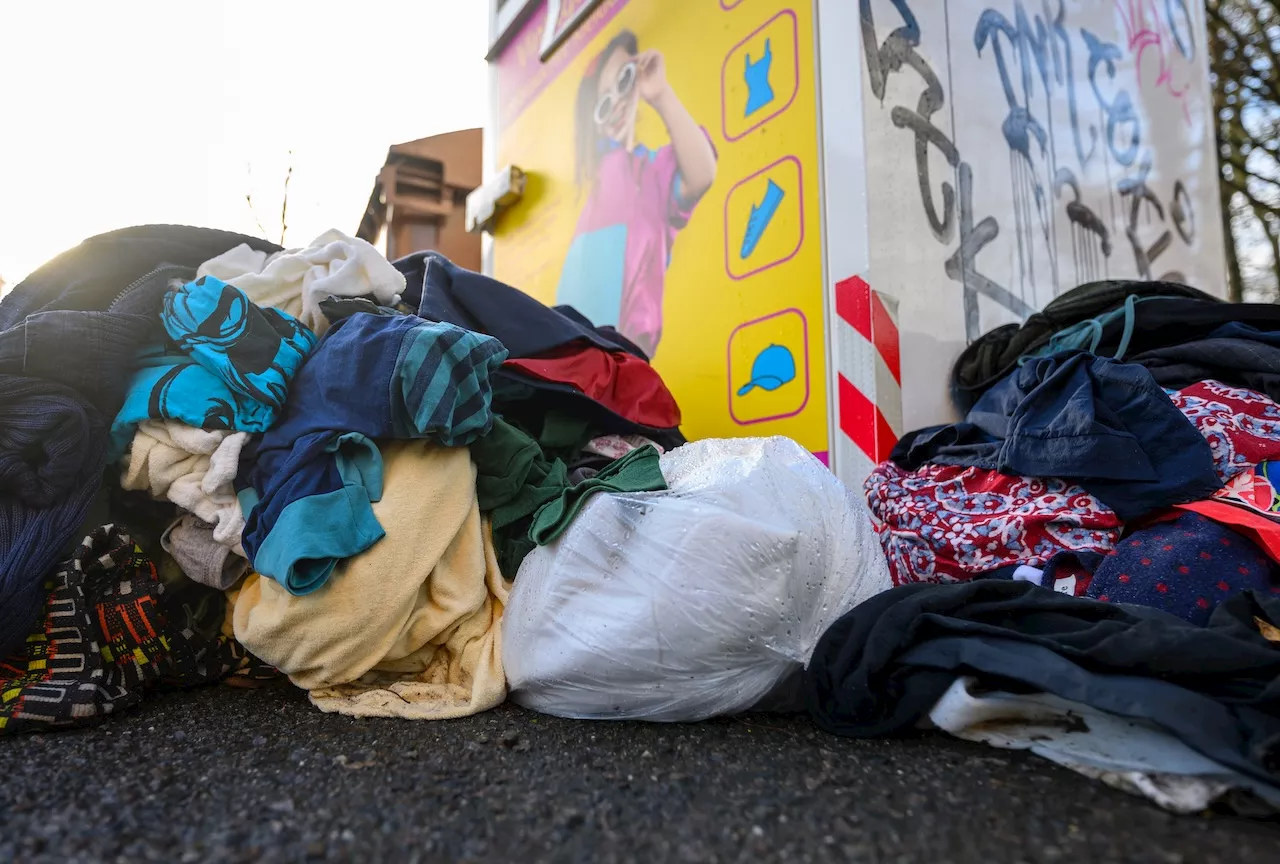 Inquinamento tessile: i vestiti usati hanno un solo cassonetto, ed è giallo