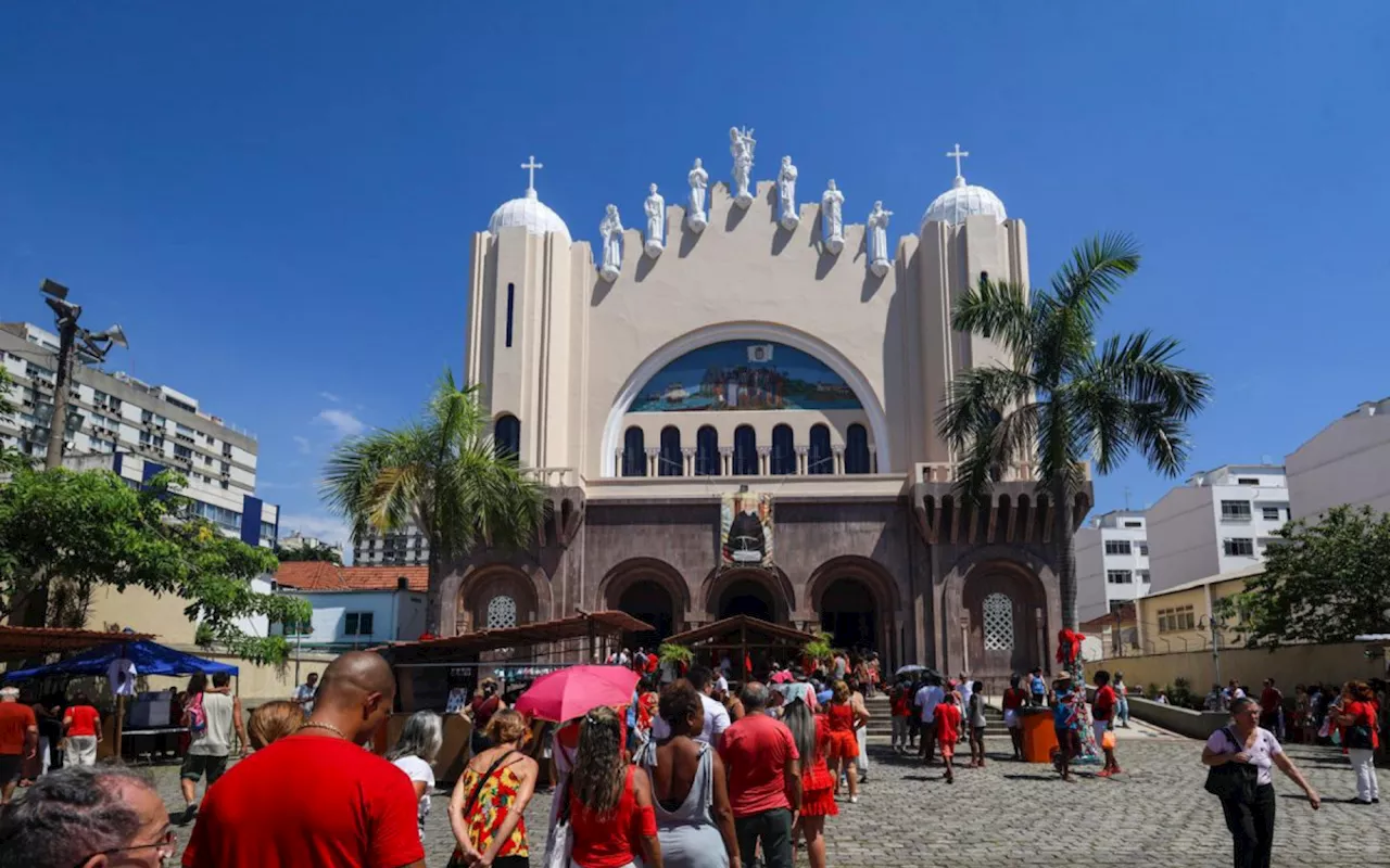 Fiéis enfrentam calor intenso para celebrar São Sebastião no Rio