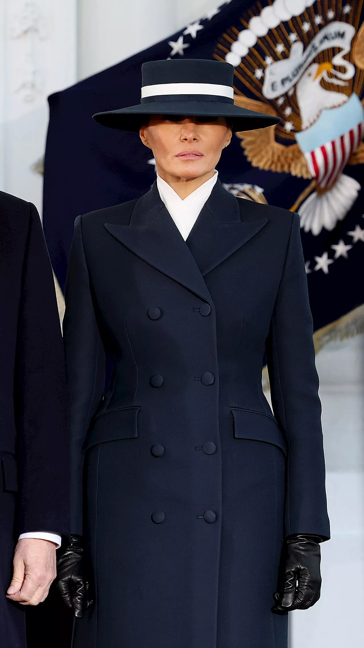 Melania opta por look escuro para posse de Donald Trump e lembra figurino de funeral