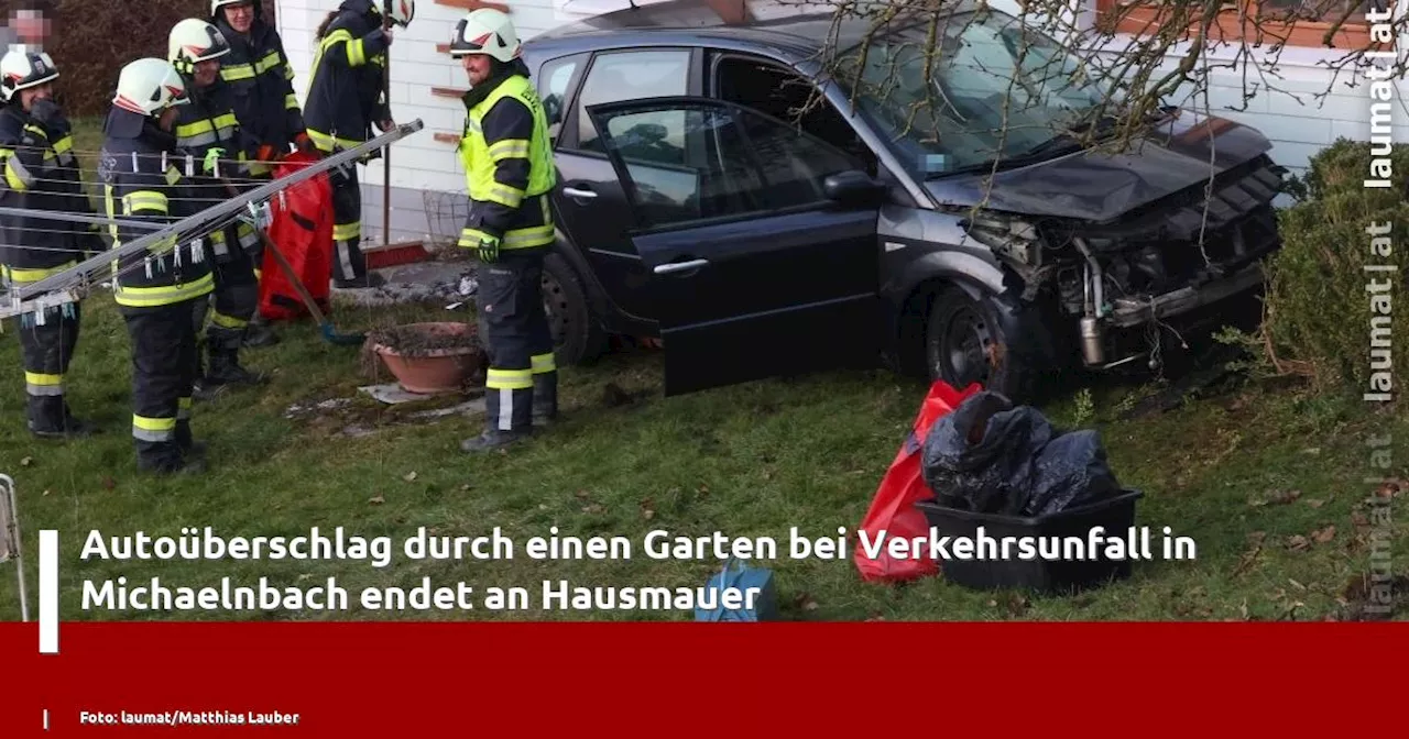 Auto�berschlag durch einen Garten bei Verkehrsunfall in Michaelnbach endet an Hausmauer