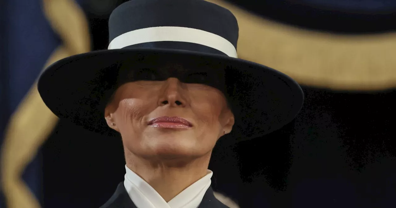 Melania Trump, scoppia la polemica sul cappello: &#034;Jacqueline non lo avrebbe mai fatto&#034;