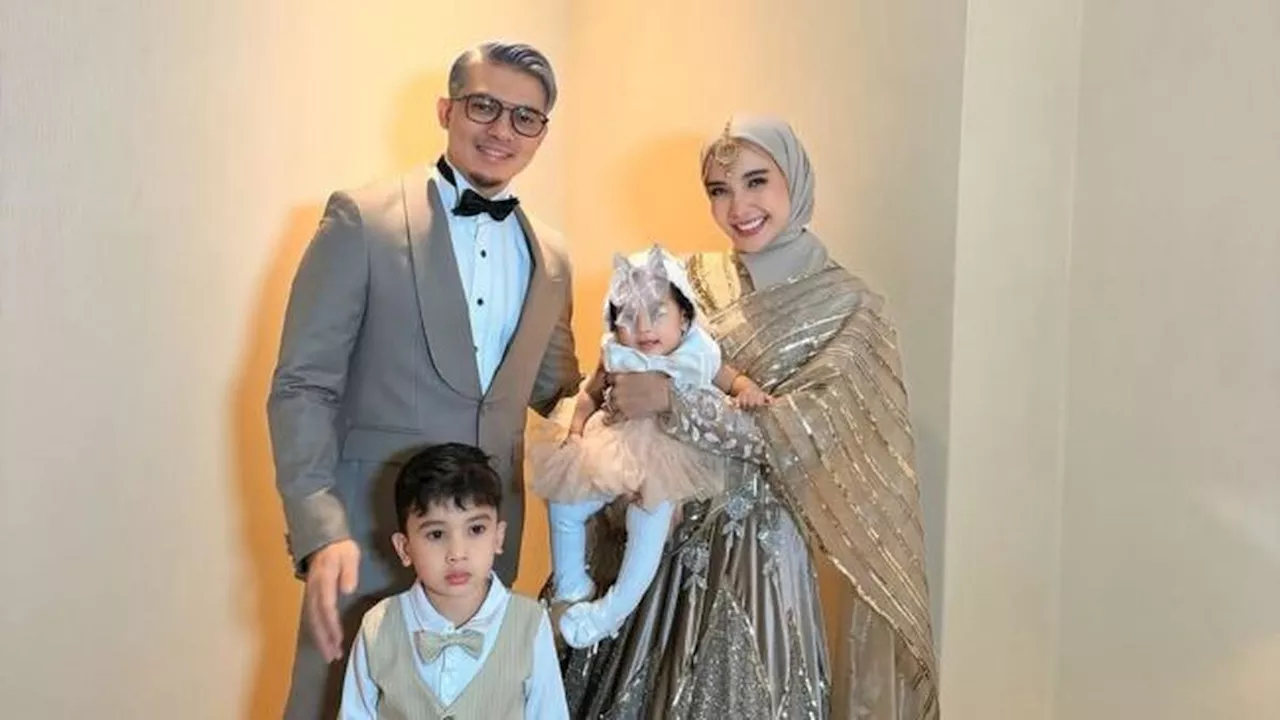 Berbusana Senada, 5 Potret Irwansyah dan Zaskia Sungkar Ajak Ukkasya dan Baby Humaira Kondangan