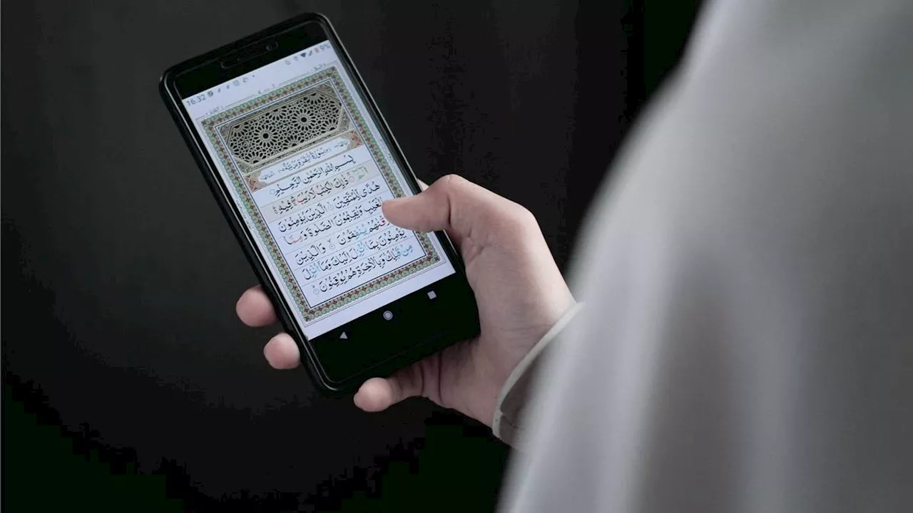 Bolehkah Bawa HP yang Ada Aplikasi Al-Qur’an ke Toilet? Ini Kata UAS dan UAH