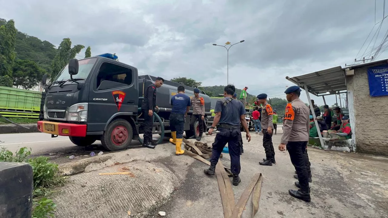 Polisi Salurkan Bantuan Air Bersih untuk Warga Terdampak Banjir di Bandar Lampung