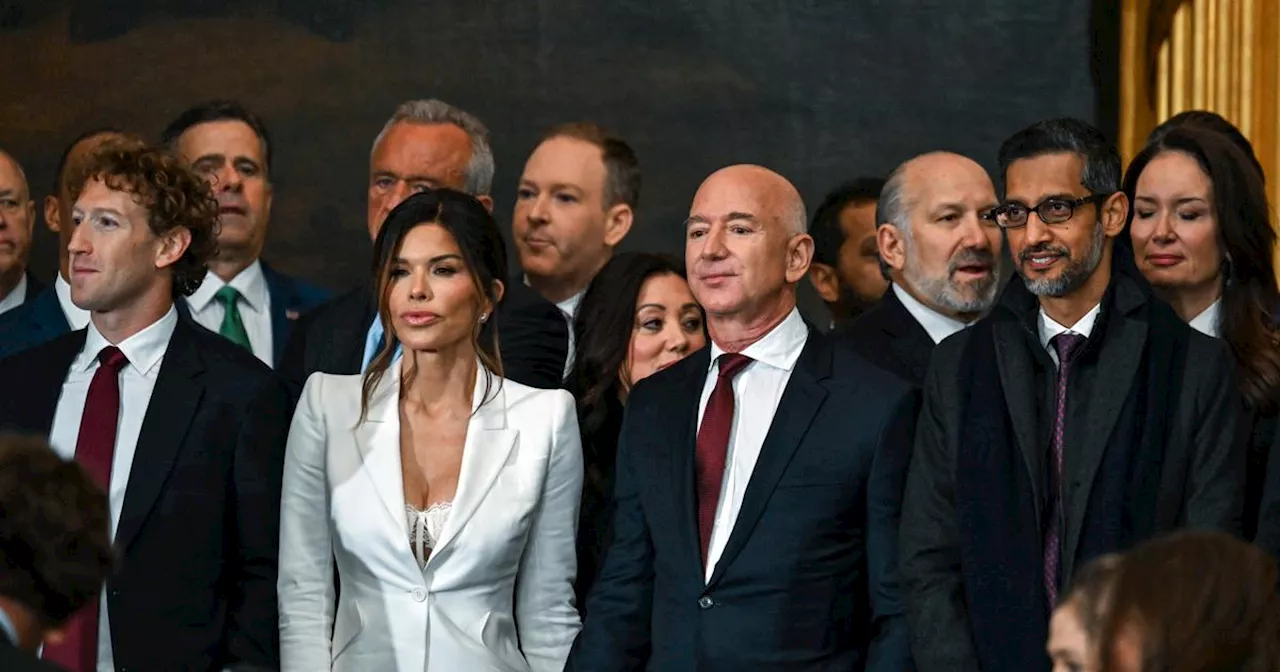 La tenue tout en blanc de Lauren Sanchez, la fiancée de Jeff Bezos, était-elle hors sujet sous le Capitole ?