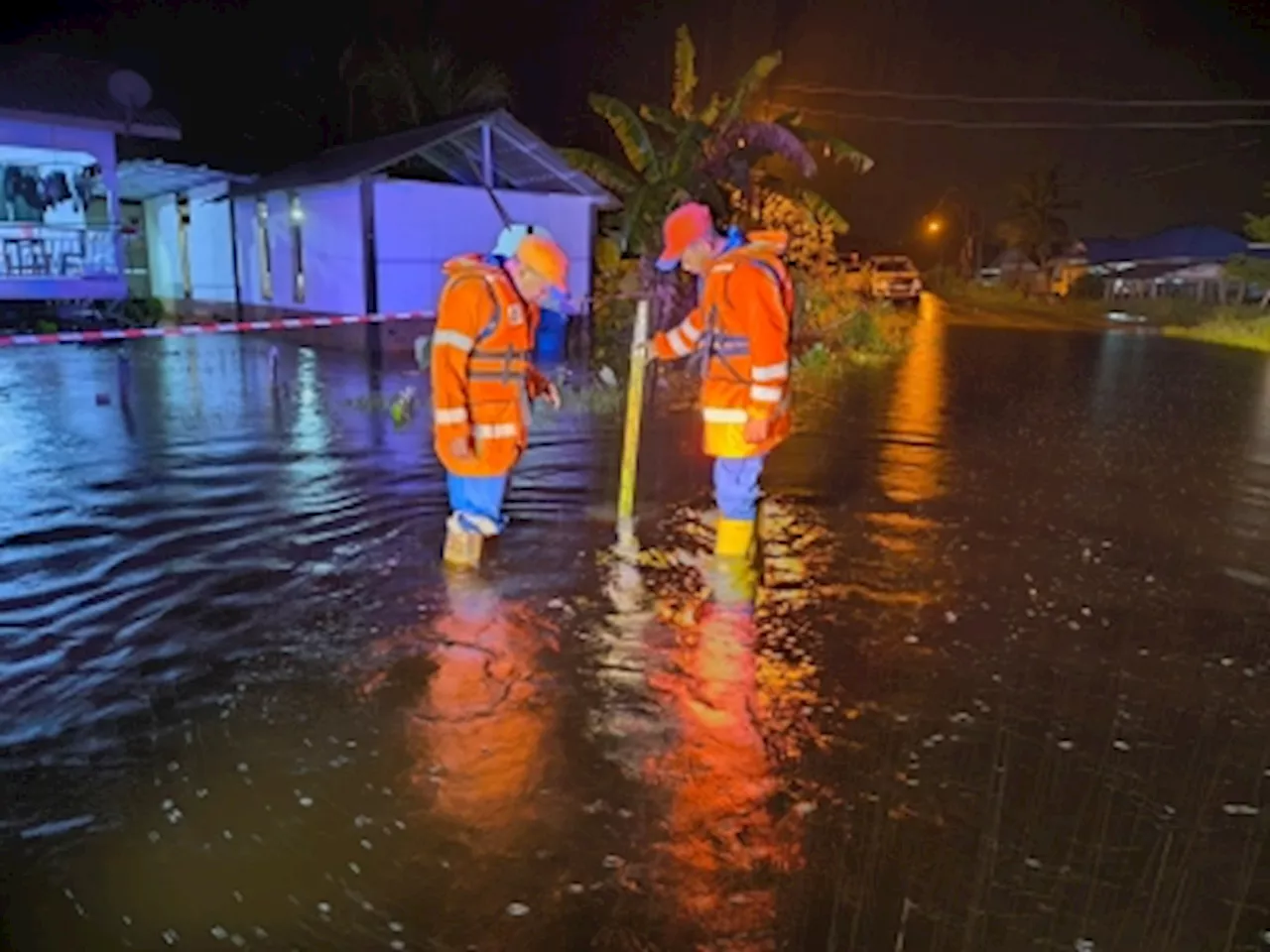 Civil Defence Force monitors flood situation in Mukah as villages remain submerged