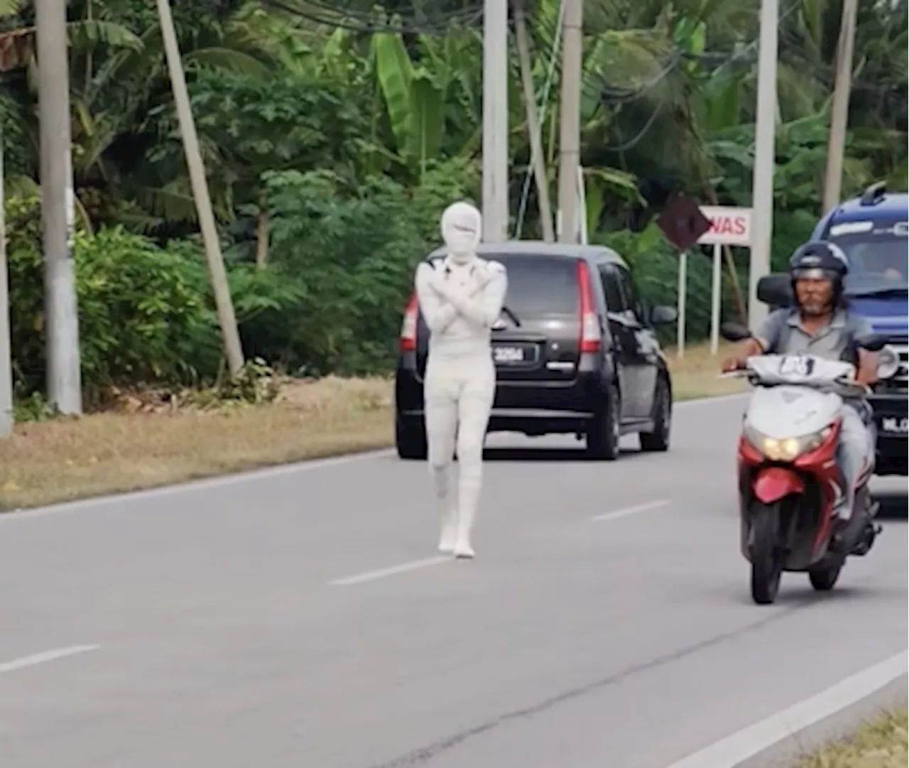 Mummy on the move: Mystery pedestrian takes ‘wrap’ with 6km stroll around Sungai Besar (VIDEO)