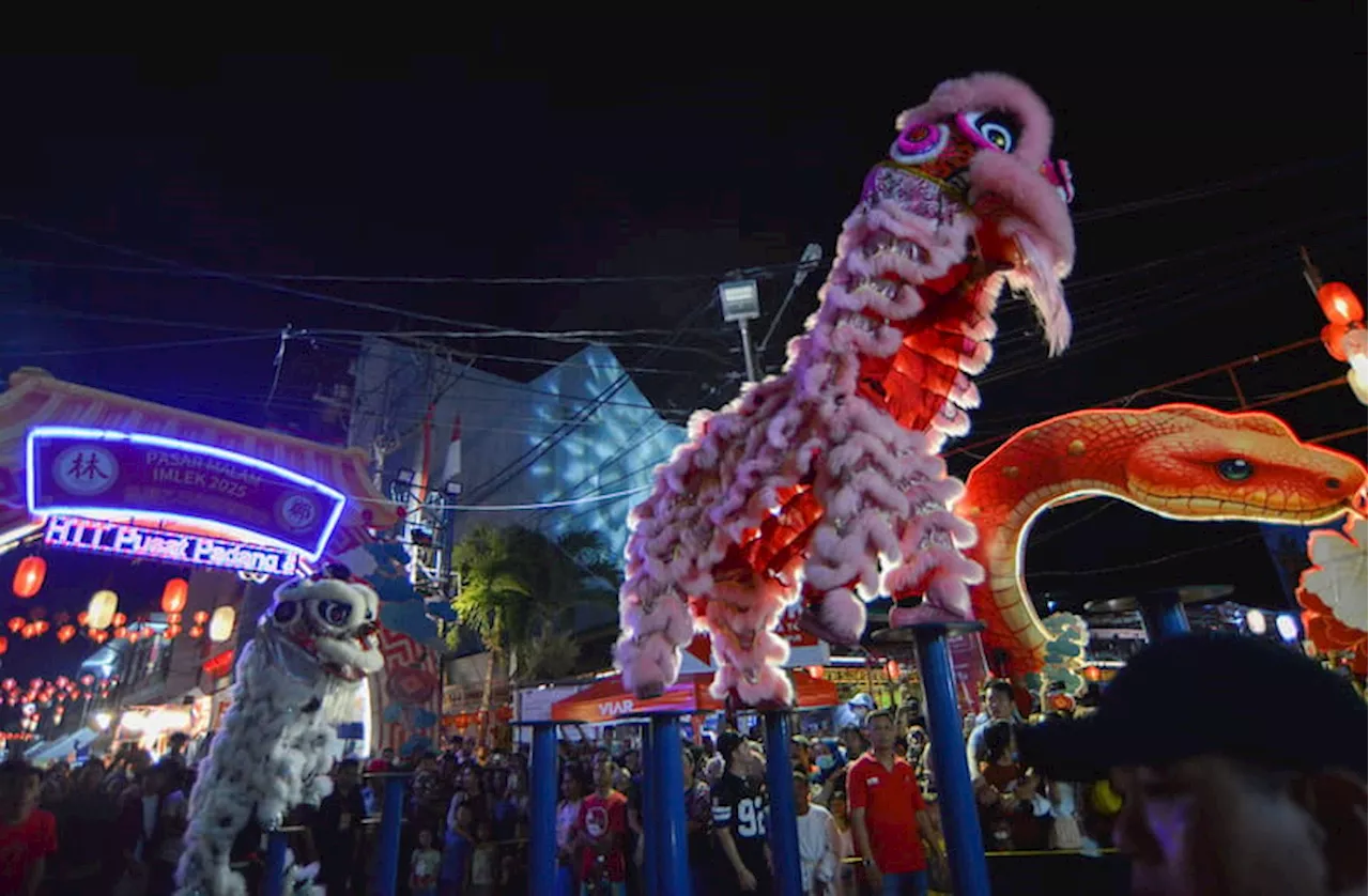 Atraksi Barongsai Sambut Imlek di Padang