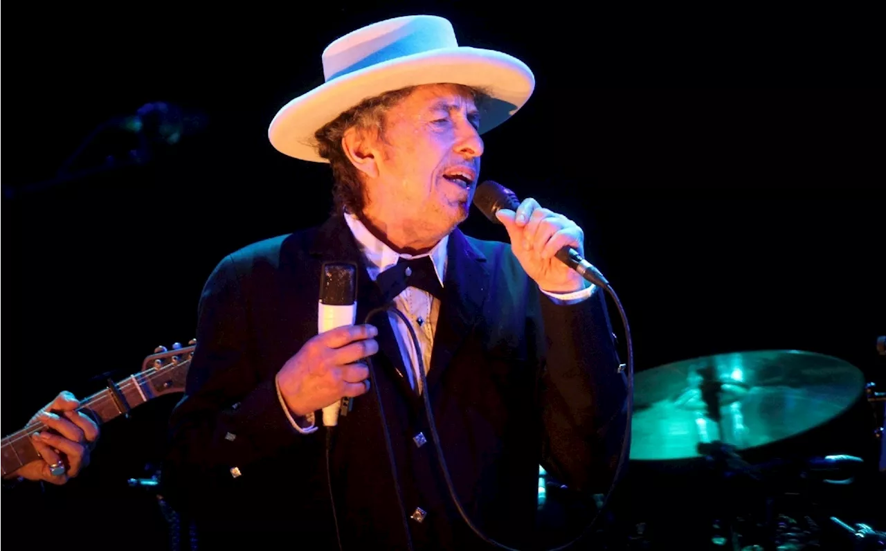 Borradores de 'Mr. Tambourine Man' de Bob Dylan se venden por medio millón de dólares en subasta en EU