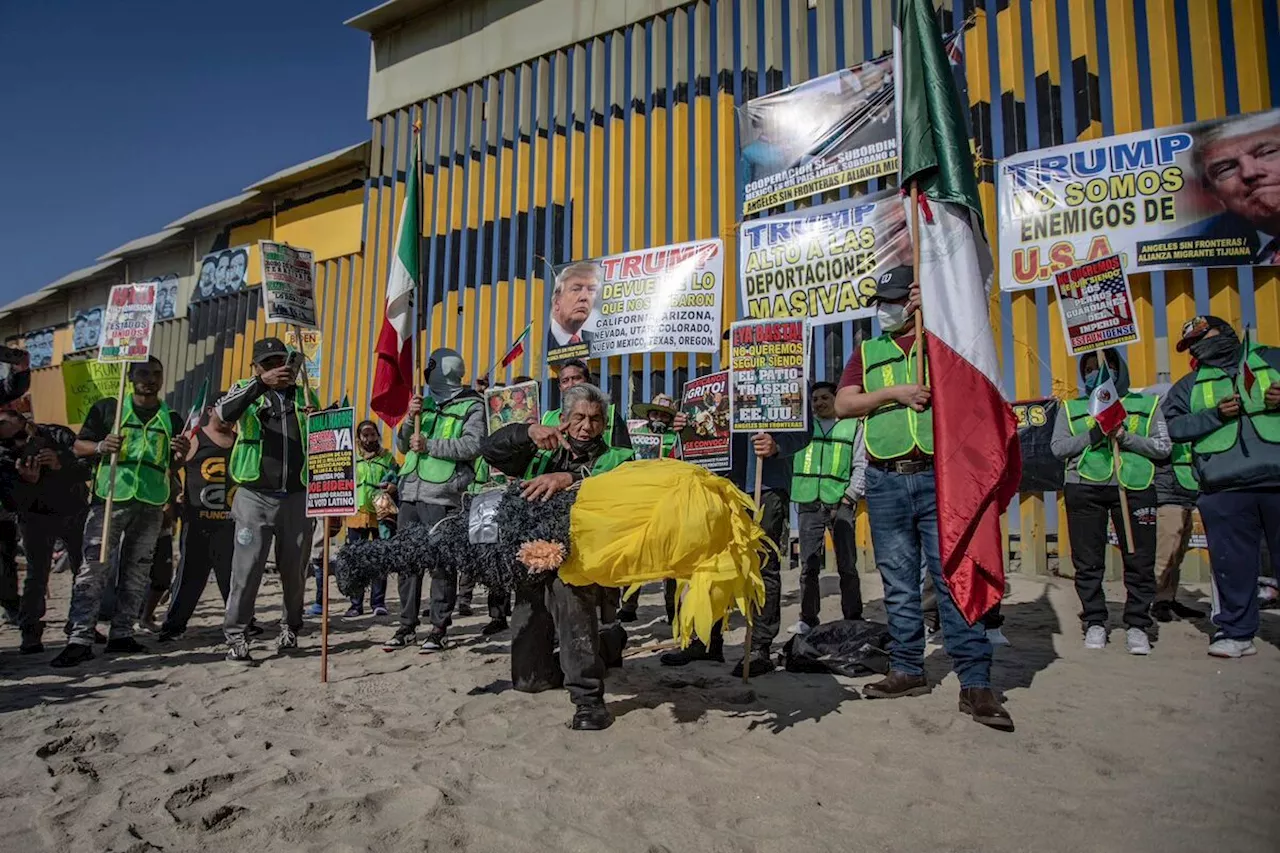 Migrantes protestan con piñata de Trump en frontera México-EU