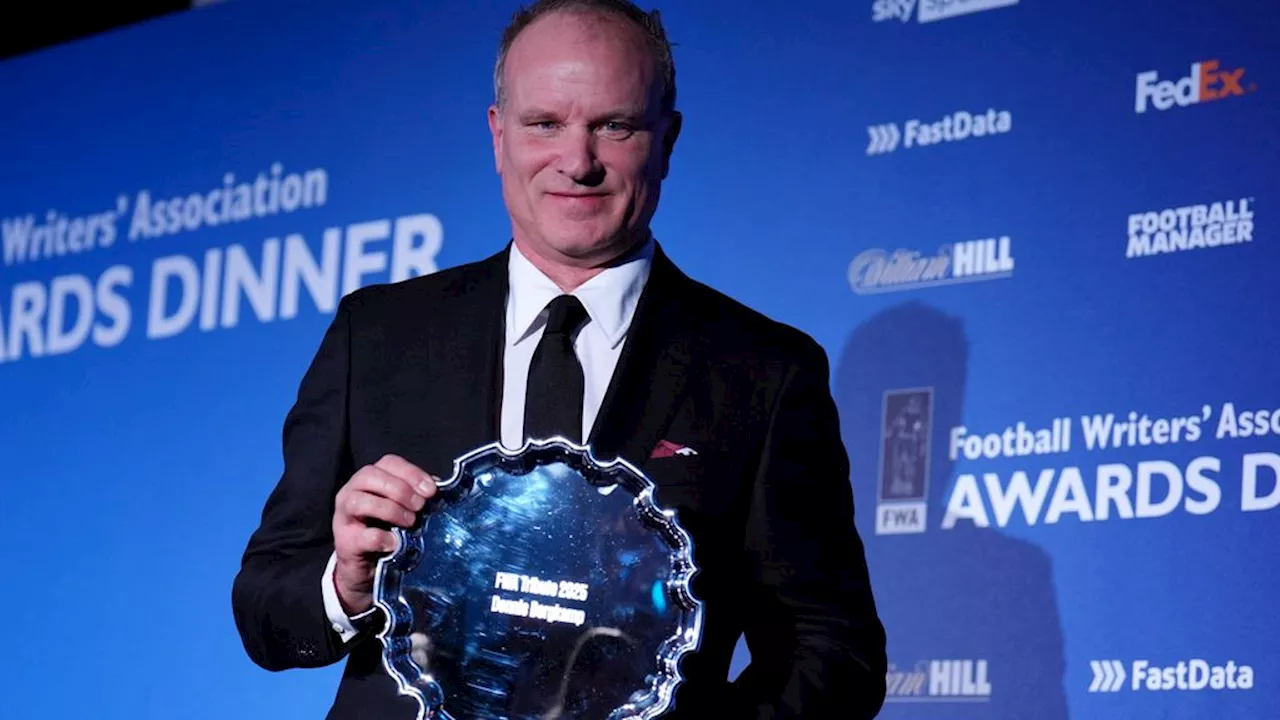 Dennis Bergkamp ontvangt oeuvreprijs van Football Writers' Association