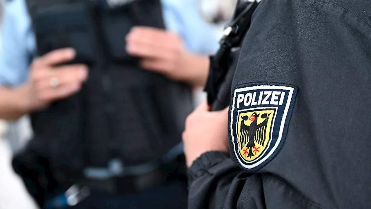 Bayern: Betrunkener Mann im Rollstuhl attackiert Polizisten