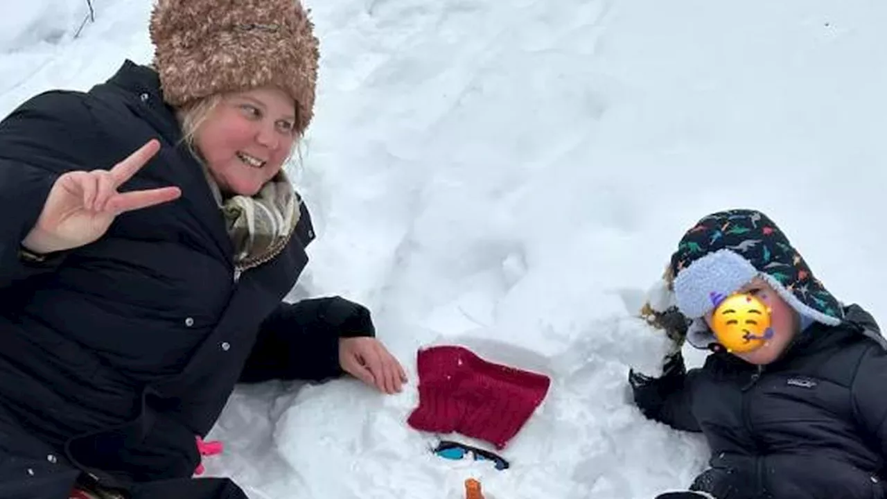 Amy Schumer und ihr Sohn werden beim Schneemannbauen kreativ