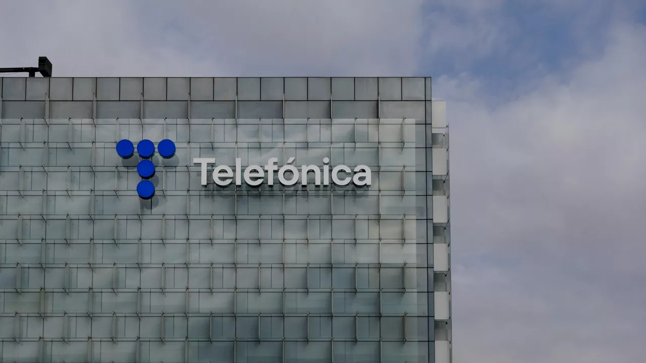 Telefónica cae un 3% en Bolsa tras el cese de Álvarez-Pallete