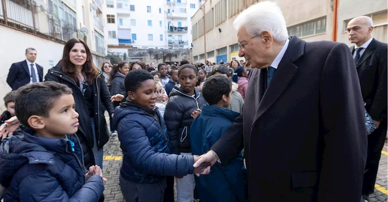 Insulti razzisti ai bambini, Mattarella a sorpresa visita la scuola