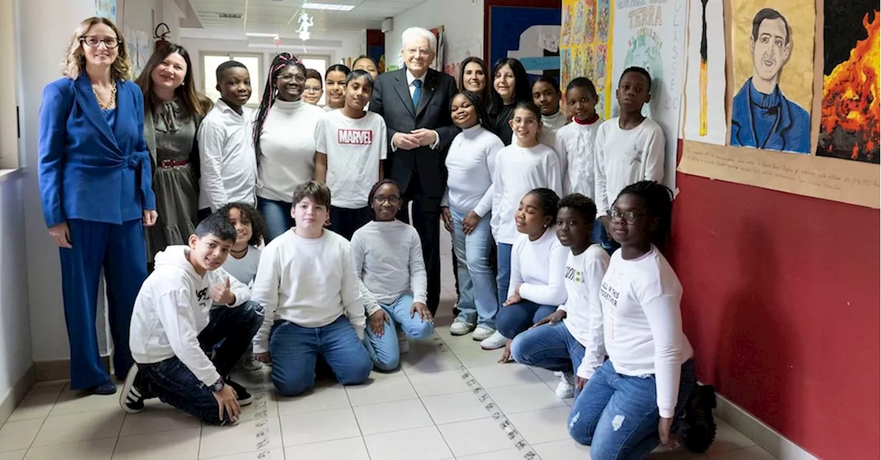 Mattarella visita scuola dopo insulti razzisti a 2 ragazzi: «Vivere insieme e dialogare fa crescere»