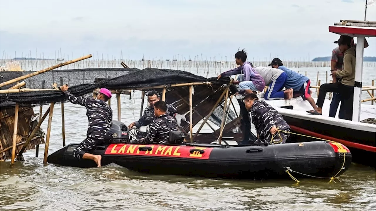 TNI dan Nelayan Bongkar Pagar Laut di Tanjung Pasir