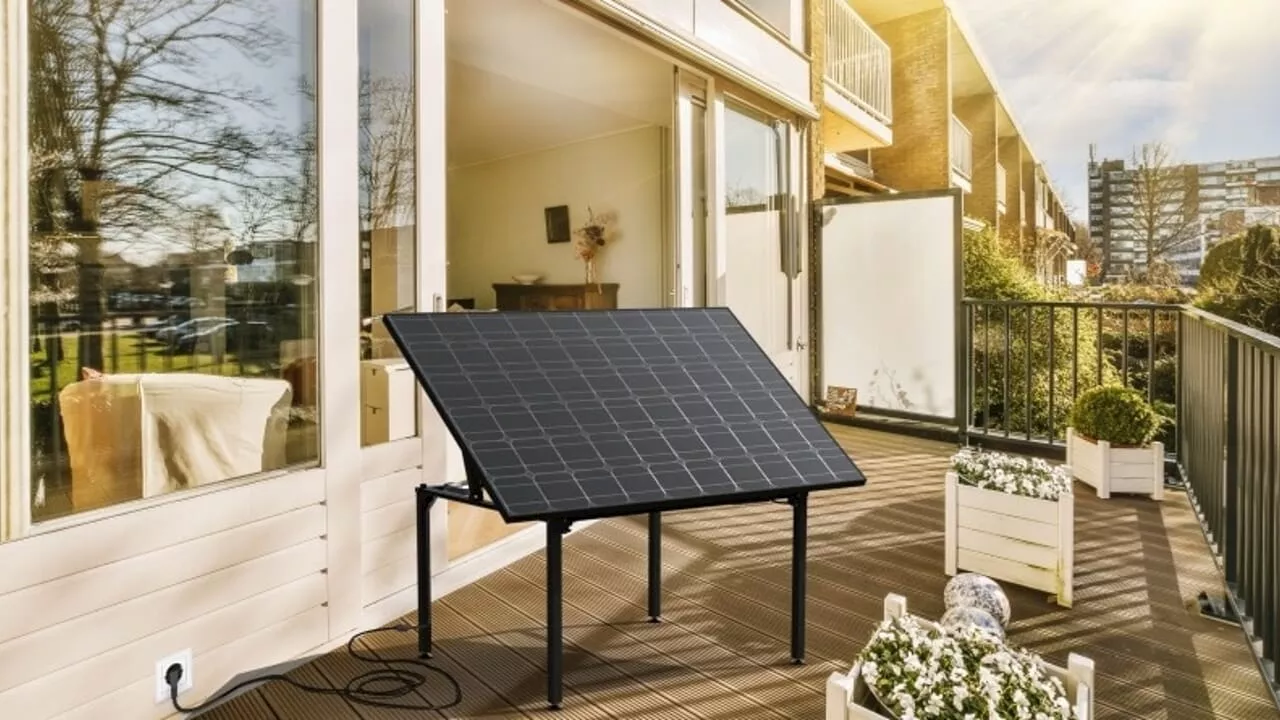 Technaxx TX-250: il tavolo da esterno che si trasforma in impianto fotovoltaico