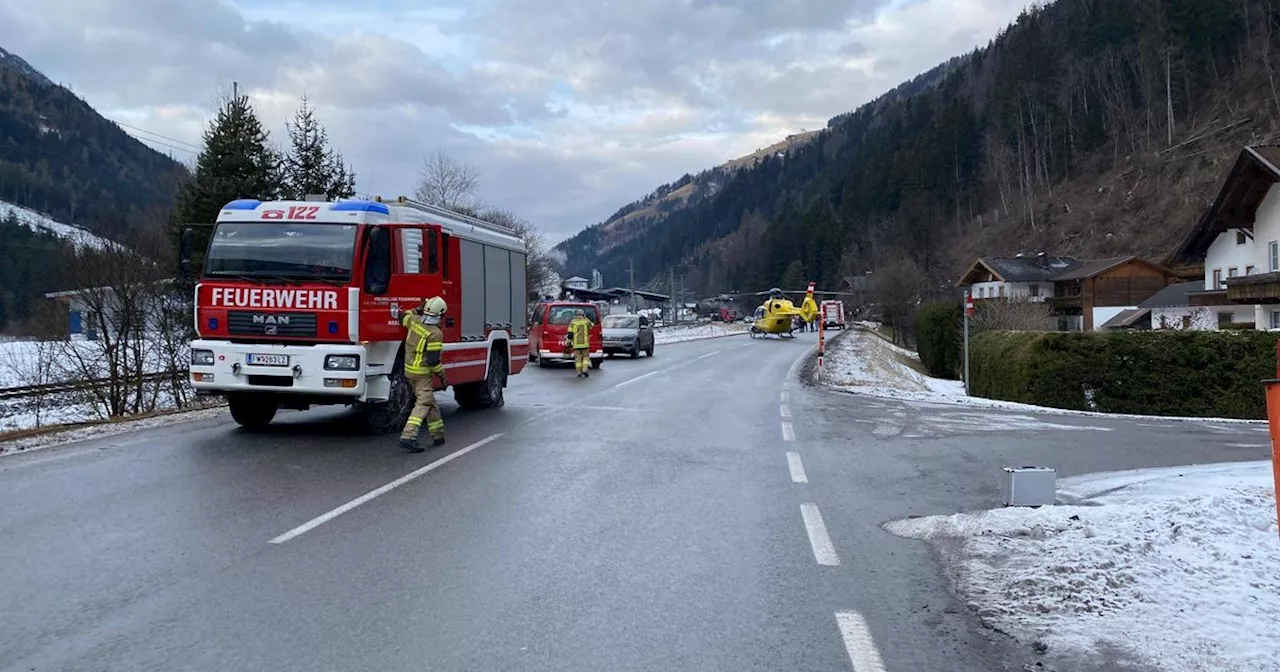 Mit Auto gegen Entwässerungsrinne geprallt: Zwei Tote bei Verkehrsunfall in Assling