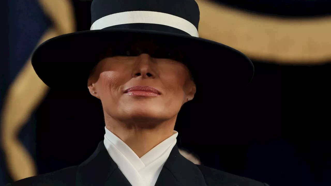 Melania Trump, la Regina degli Stati Uniti con il suo cappello a boater