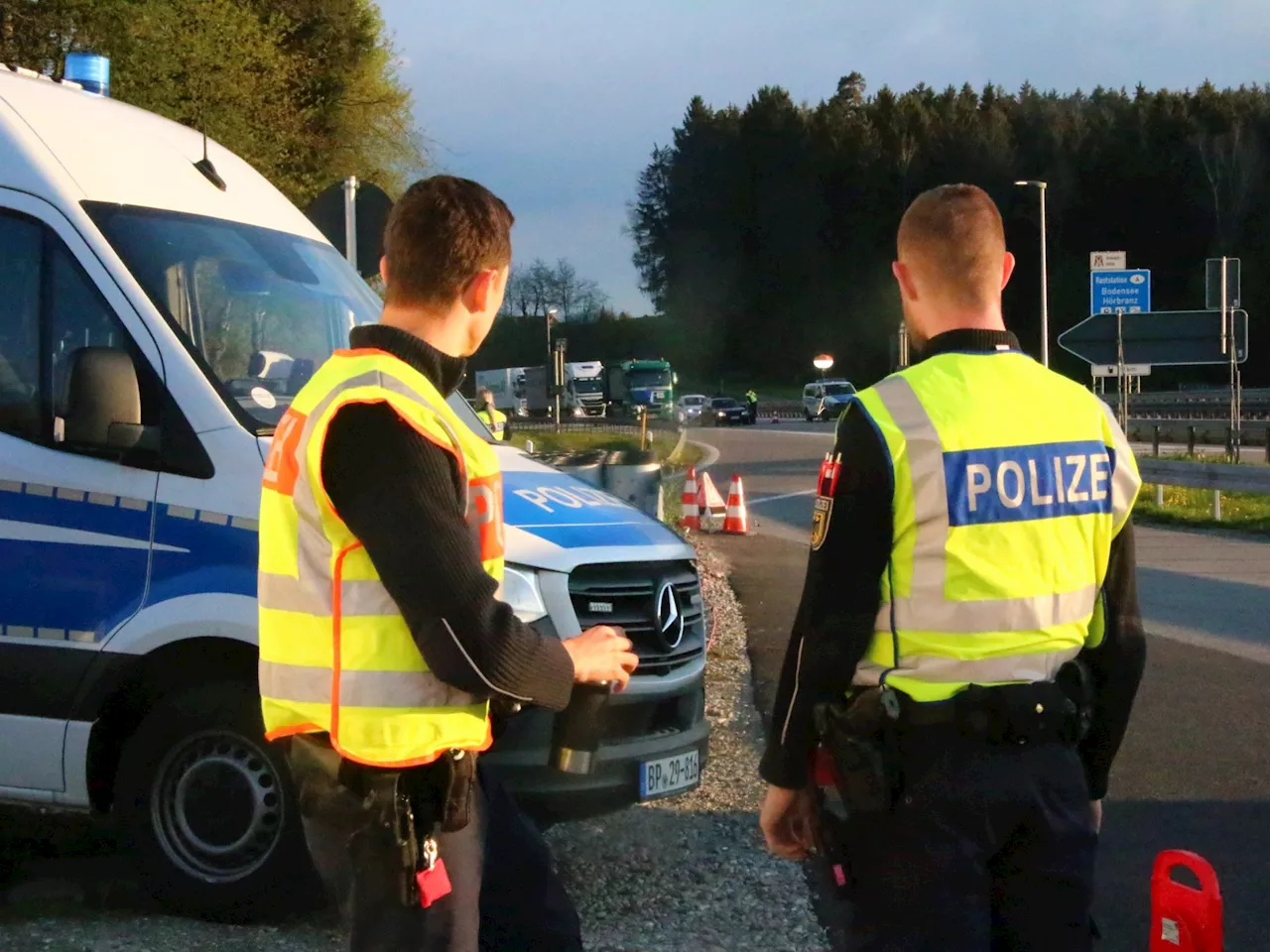 Das wird teuer: BMW-Verkehrsrowdy drängelt Zivilstreife auf A96