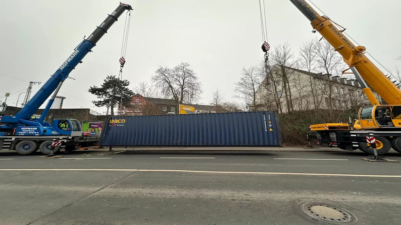 Lastwagenfahrer verliert tonnenschweren Container in Herford