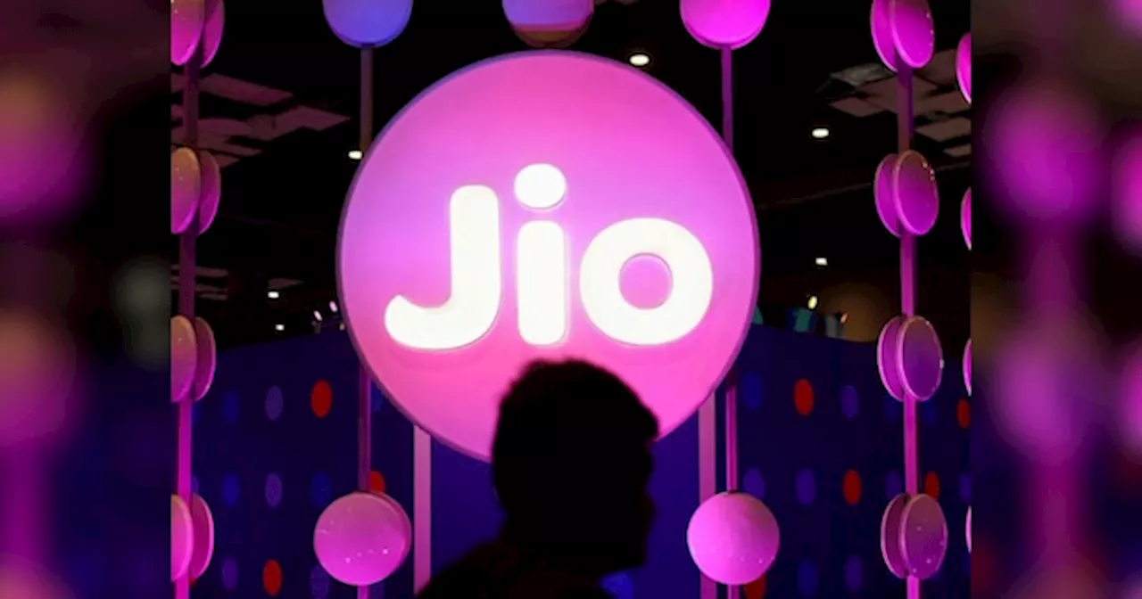 Reliance Jio: यूजर्स को जोरदार झटका, महंगा हुआ ये पॉपुलर प्लान, अब देने पड़ेंगे 100 रुपये ज्यादा