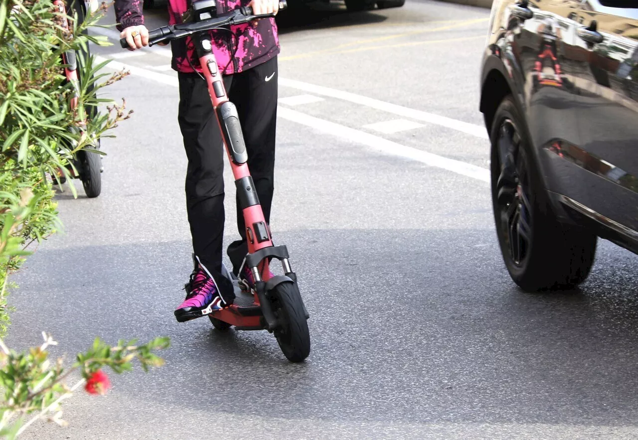 Une jeune femme en trottinette meurt dans un accident après avoir été percutée par une voiture en Sarthe