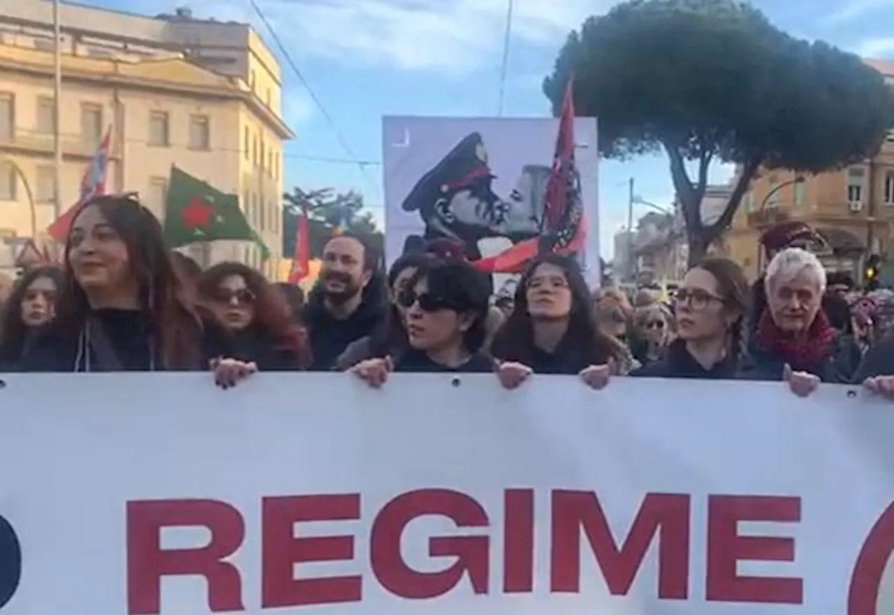 Meloni bacia Mussolini, il manifesto alla manifestazione contro il ddl sicurezza