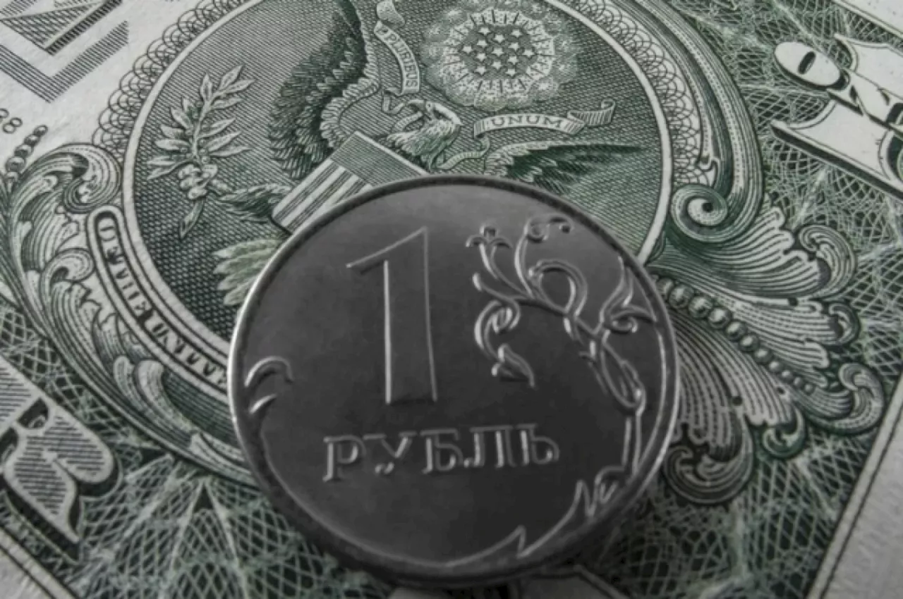 Остапкович: после падения ниже ₽100 доллар скоро вернется на ₽102-105