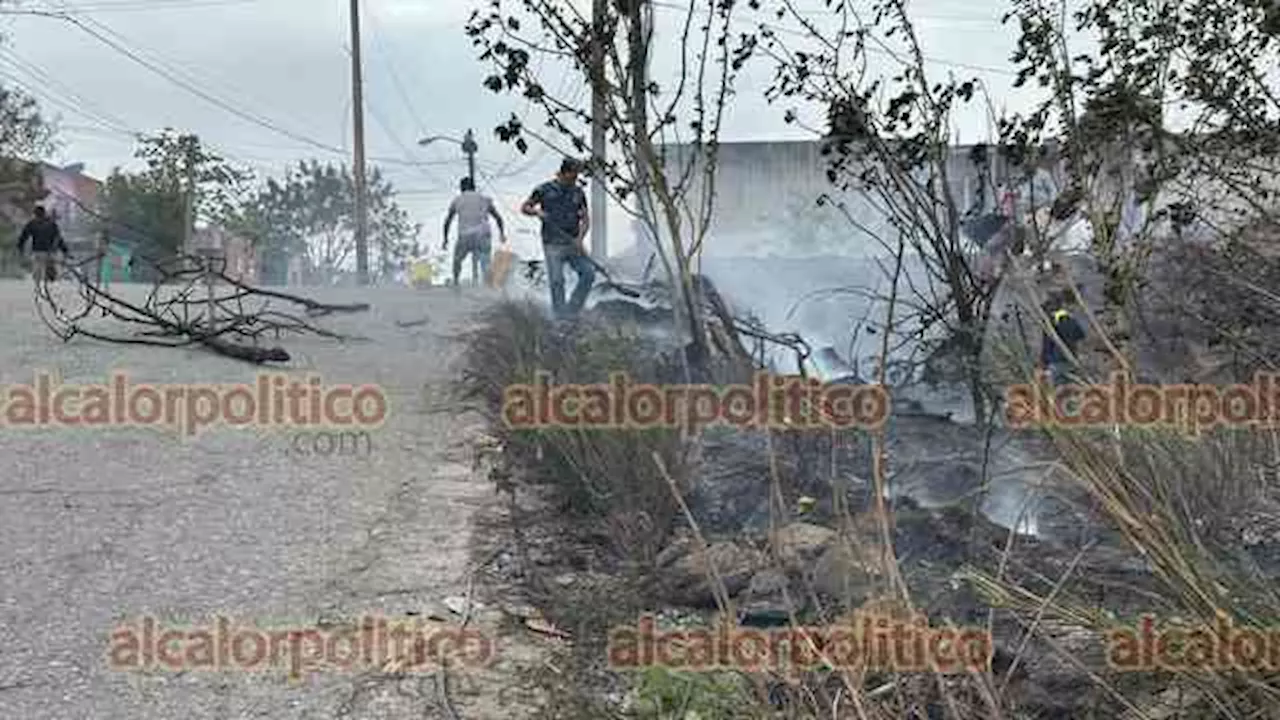 En Veracruz Puerto, vecinos se pusieron a combatir incendio en lote baldío