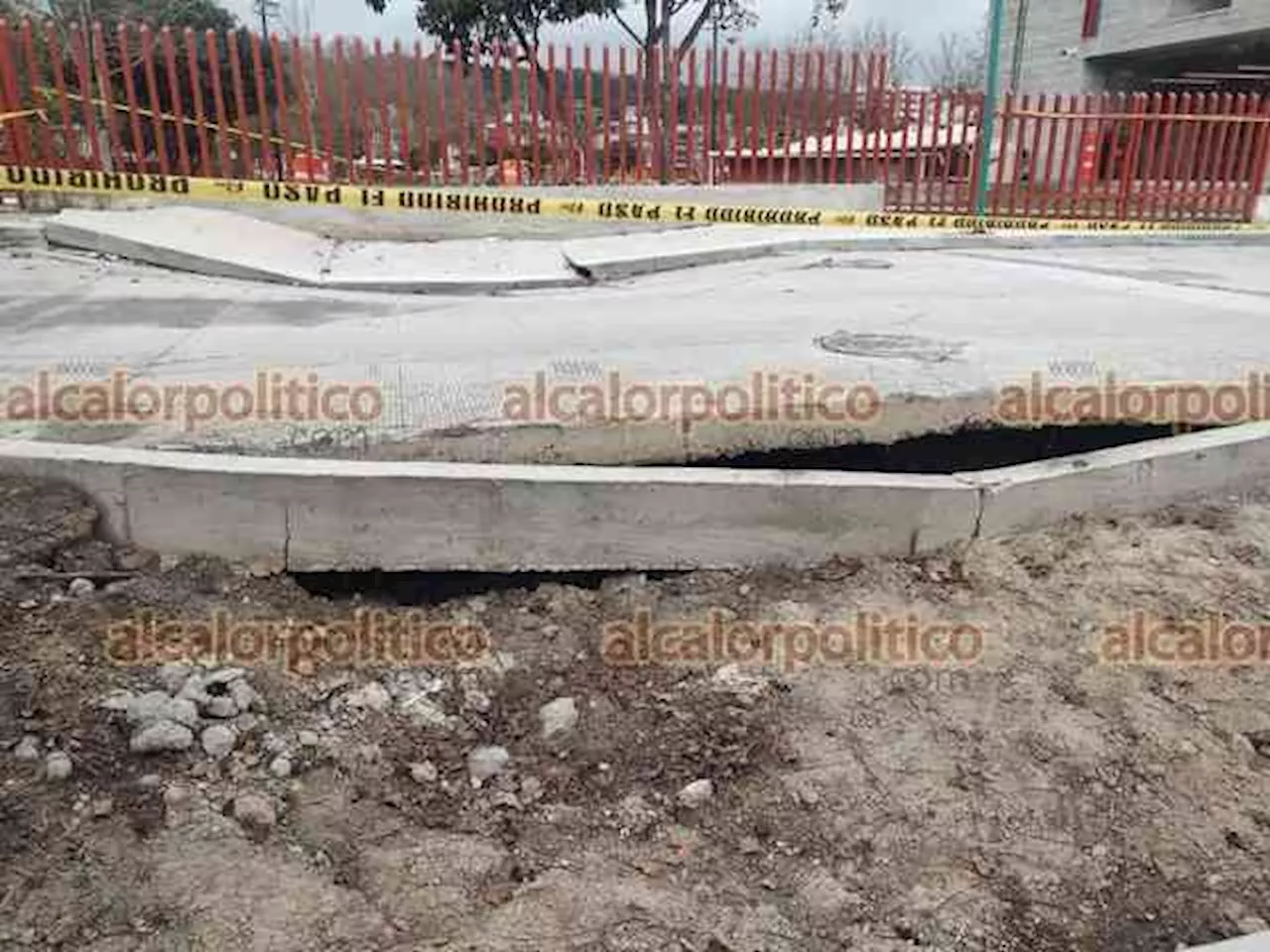 Tramo de calle recién pavimentada colapsa, en Xalapa; vecinos señalan mala calidad