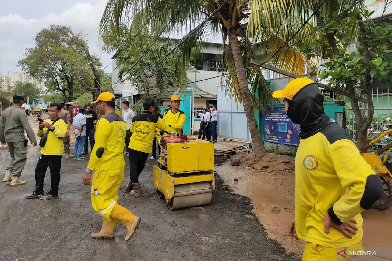 Jalan Rusak Menuju SMK Cengkareng 2 Diperbaiki Setelah Viral