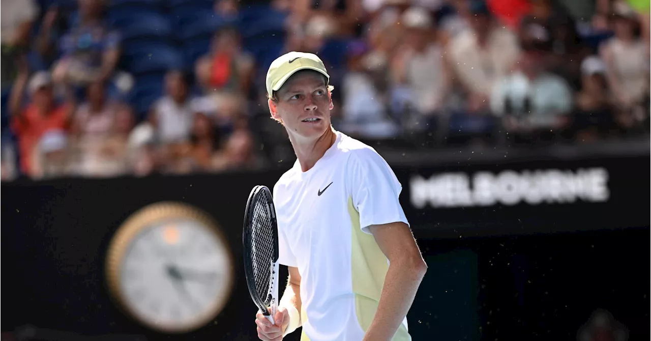 Sinner supera Rune nonostante i problemi fisici, in semifinale agli Australian Open