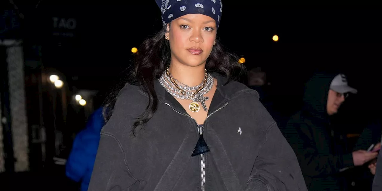 Rihanna a New York con un outfit cool in marrone e blu