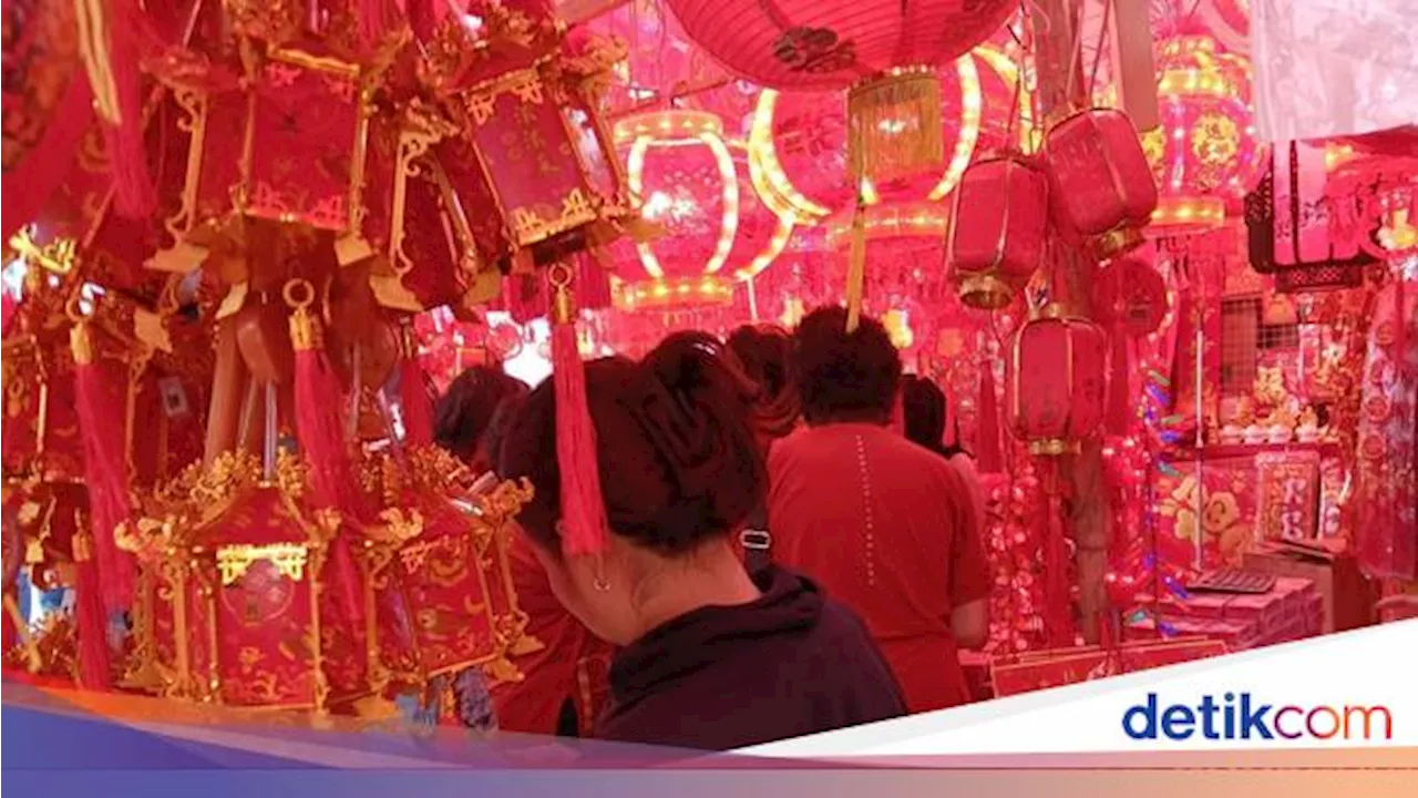 Pedagang Pernak-Pernik Imlek di Glodok Pancoran Jakarta Barat Raup Omzet Jutaan Rupiah