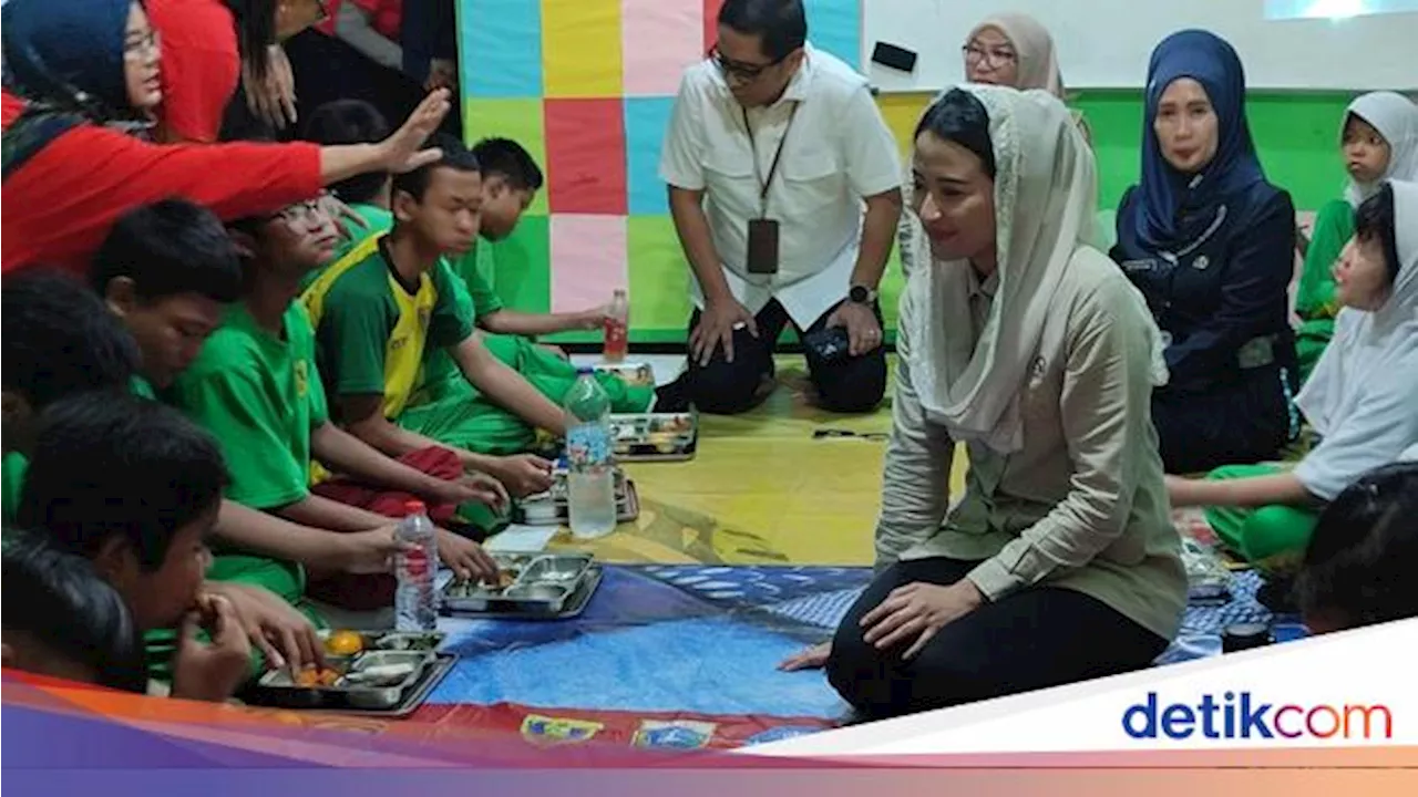 Wamendag Tinjau Program Makan Bergizi Gratis di SLB Negeri 5 Slipi