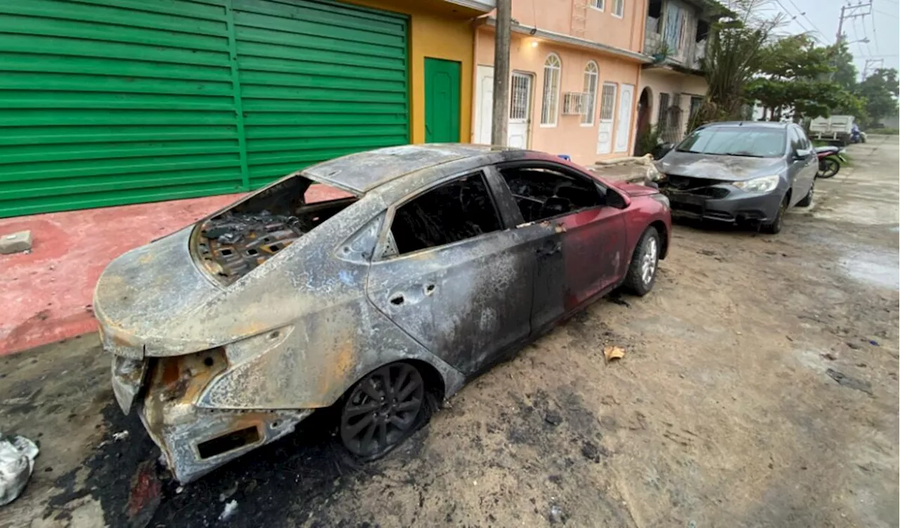 FOTOS: Amanecen autos y negocios incendiados en Tabasco tras la captura del líder de “La Barredora”