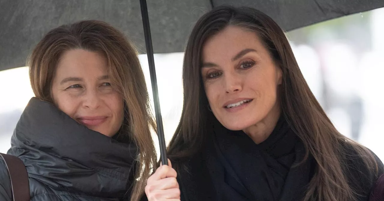 Letizia d'Espagne et sa secrétaire privée, María Dolores Ocaña, affichent leur complicité lors d'un événement officiel