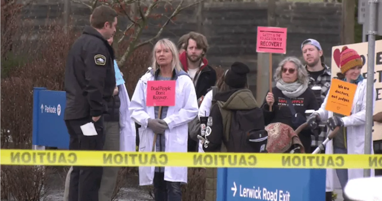 Doctors Set Up Unsanctioned Overdose Prevention Site Outside Comox Hospital