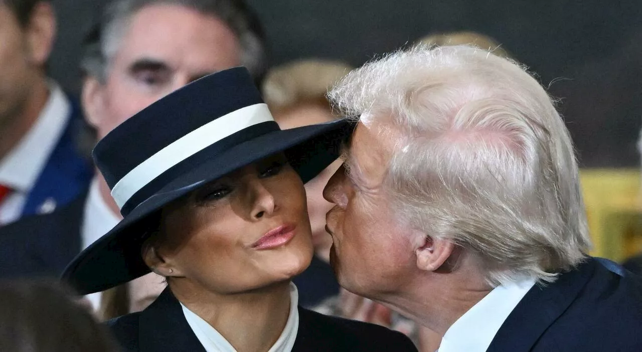 Melania Trump, il significato del look: cappello sugli occhi ed evita il bacio con Donald. Cosa è successo all