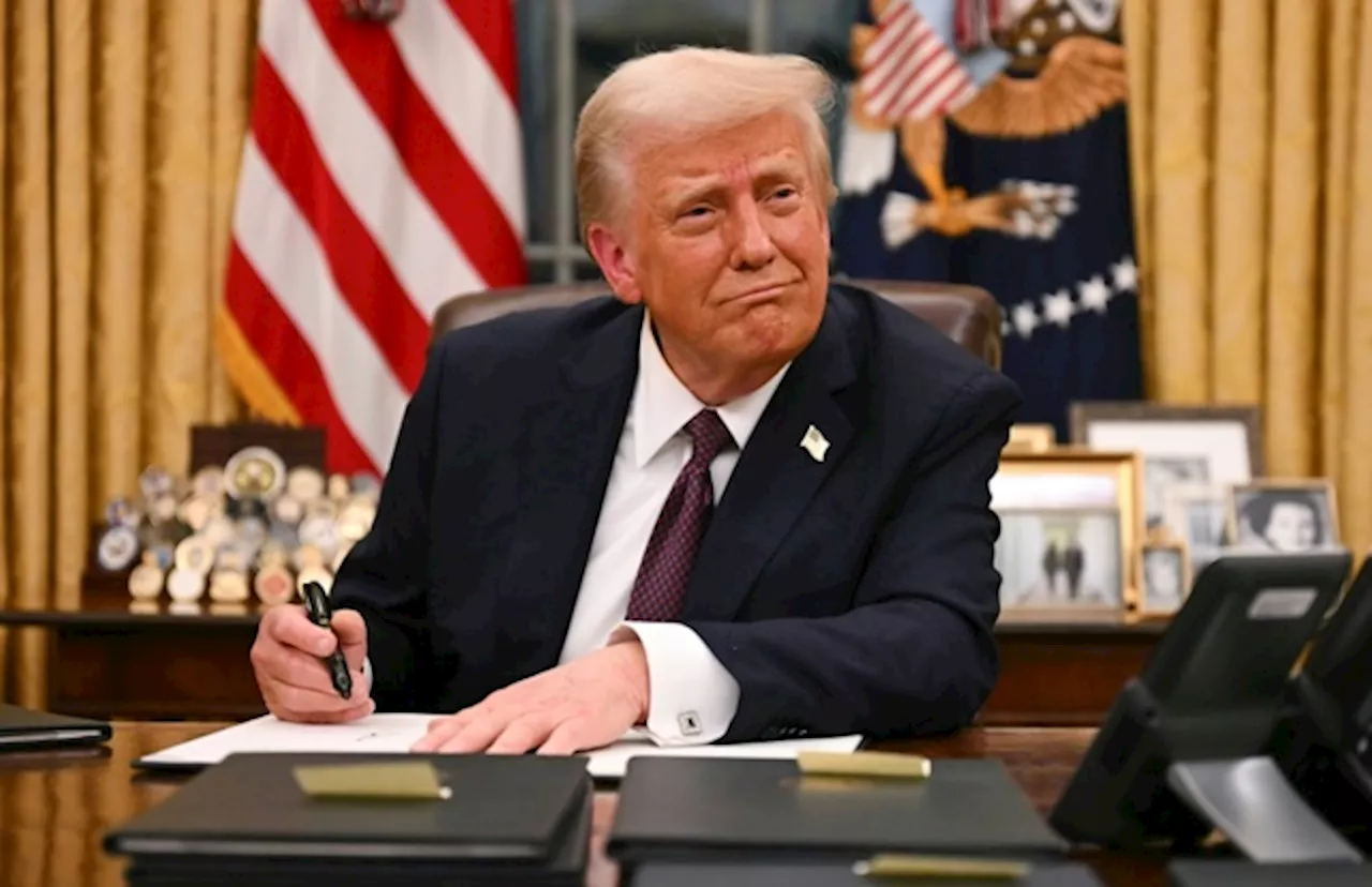 Trump Firma Ordini Esecutivi Contro Immigrazione, Clima e Assalto al Congresso