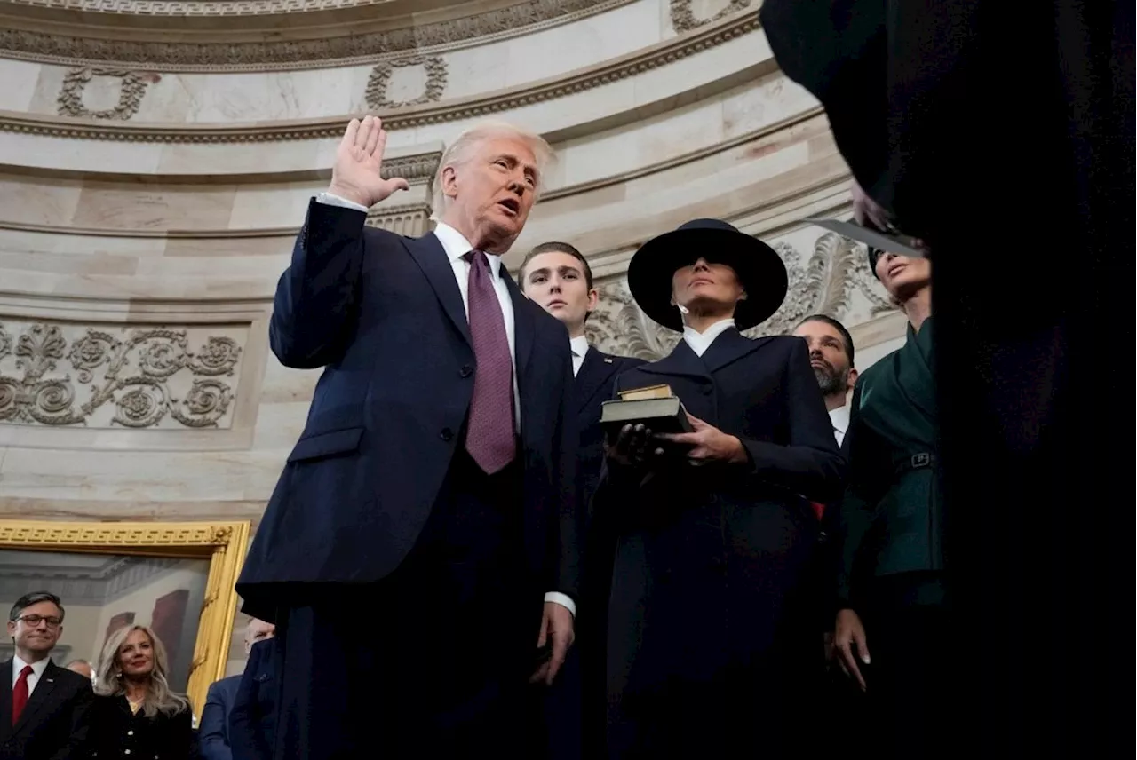 Trump quebra tradição e faz o juramento como presidente sem colocar mão sobre a Bíblia